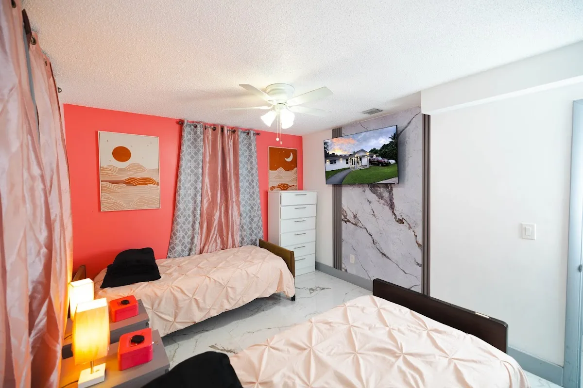 Ave Fenix ALF Recovery House / Casa de Recuperacion Miami - Photo 1